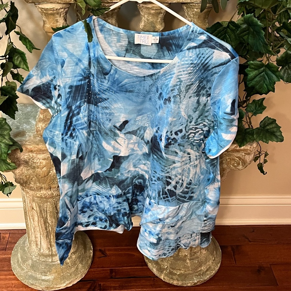 Time and Tru Women's Blue Patterned Short Sleeve Tee